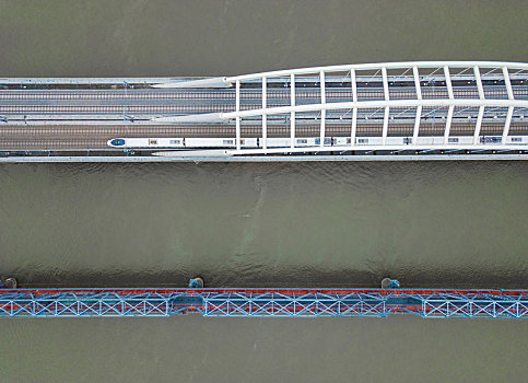 航拍哈尔滨双桥高铁通过的场景