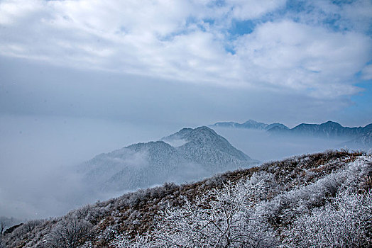 四川大邑县西岭雪山日月坪的群山原野