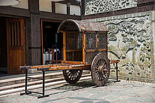 广东省深圳市大梅沙东部华侨城茶溪谷茶翁古镇展示的古代马车