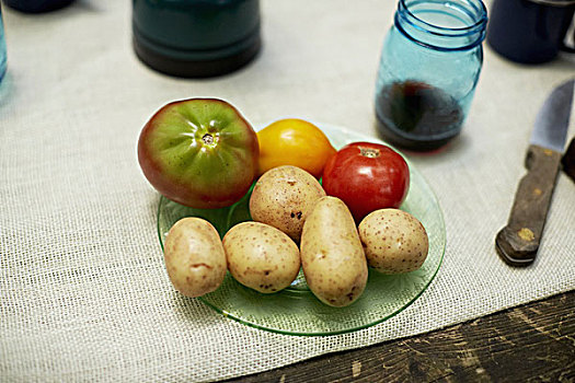 桌子,布,盘子,土豆,西红柿