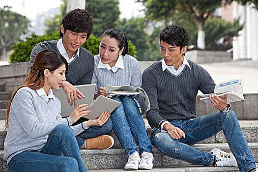 年轻大学生在校园里谈论