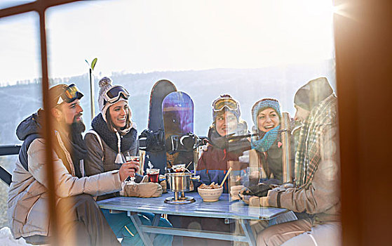 滑雪板玩家,朋友,喝,吃,露台,桌子