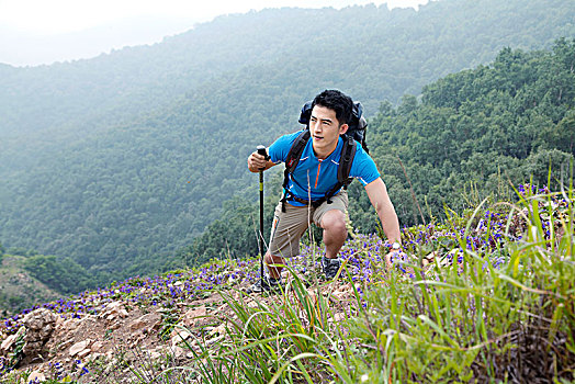 户外旅行中的男士