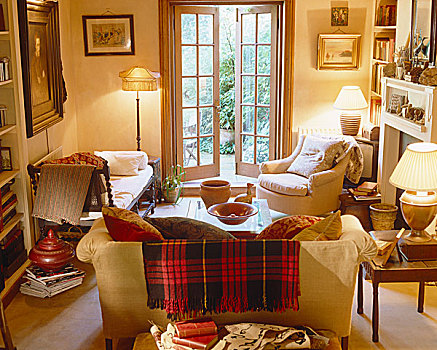 软垫,沙发,扶手椅,茶几,面对,打开,落地窗