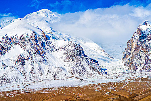 新疆,雪山,蓝天,红山