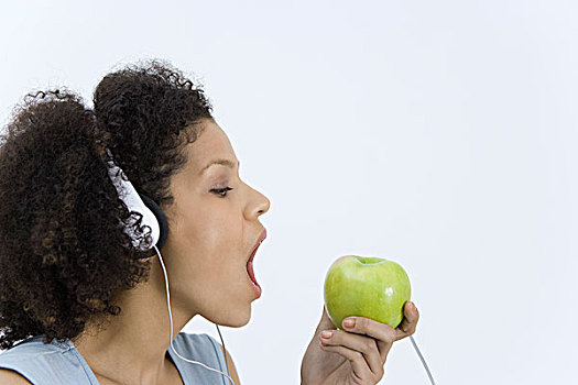 女人,听,耳机,苹果,张嘴,侧面