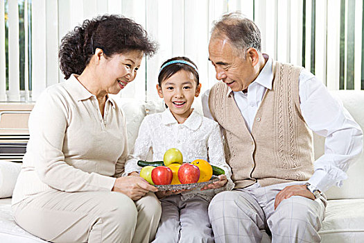 祖父母,孙,坐,沙发,拿着,碗,新鲜,水果,瓷器,亚洲