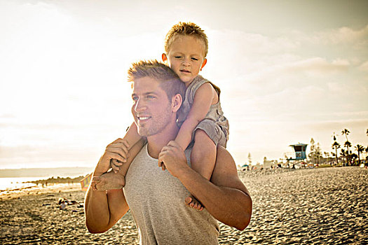 男青年,儿子,肩上,海滩