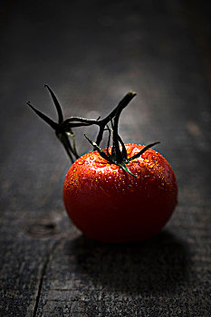 西红柿,黑色背景