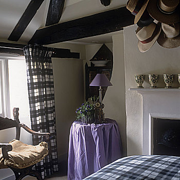 灯,桌上,紫色,布,靠近,壁炉,乡村风格,卧室