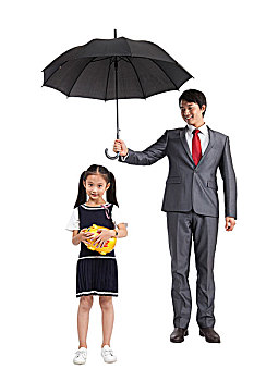 棚拍商务装年轻父亲为穿裙子的小女孩撑伞
