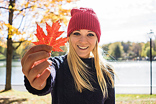 头像,高兴,美女,穿,红色,针织帽,拿着,秋天,枫叶,公园,蒙特利尔,魁北克,加拿大