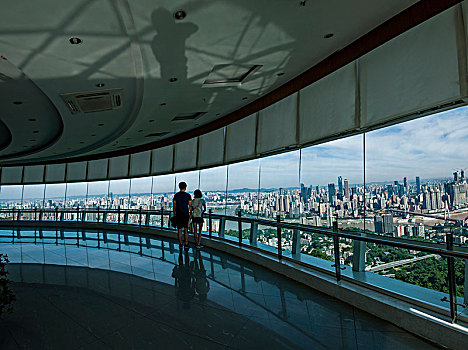 2024年重庆市南岸区南山一棵树观景阁大厅眺望重庆渝中区
