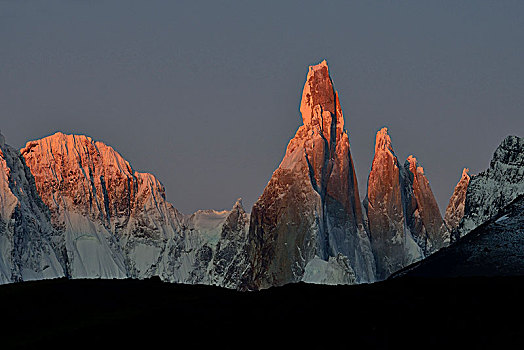 积雪,山丘,日出,洛斯格拉希亚雷斯国家公园,圣克鲁斯省,阿根廷,南美