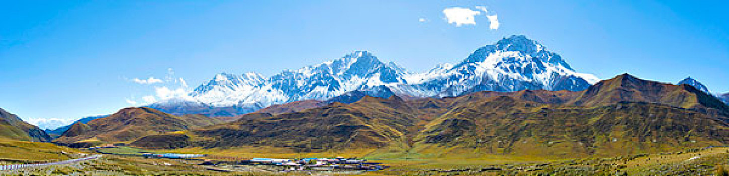 祁连山山麓亚洲最大的半野生鹿基地全景