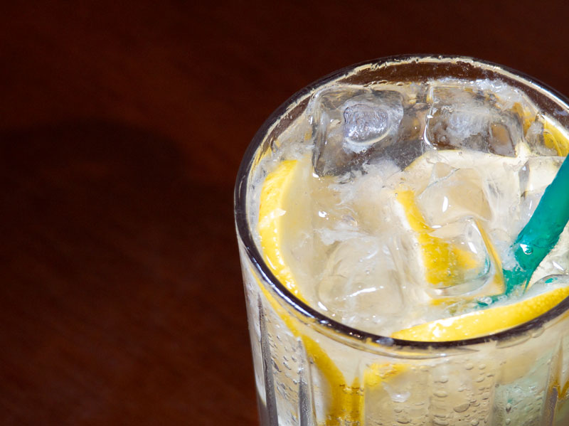 玻璃杯里的冰柠檬苏打水