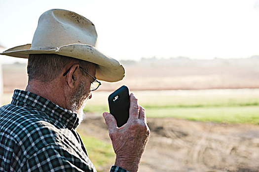 老头,农民,拿着,向上,智能手机,密苏里,美国
