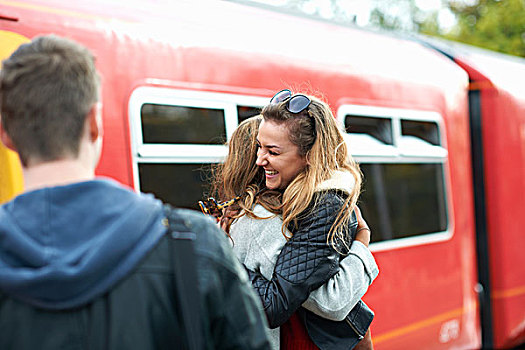 两个,女性朋友,搂抱,火车站,微笑
