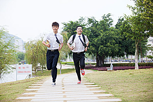 大学生在校园奔跑