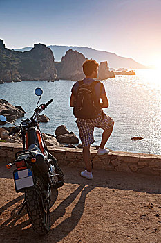 男人,摩托车,看别处,风景,日落,上方,海洋,萨丁尼亚,意大利