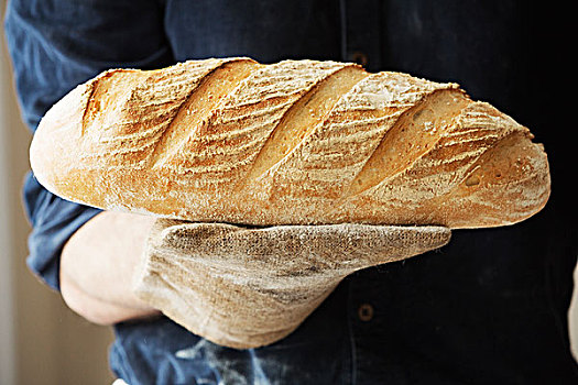 做糕点,拿着,两个,新鲜,烘制,长条面包