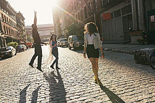 三个,中年,朋友,跳跃,玩耍,城市街道