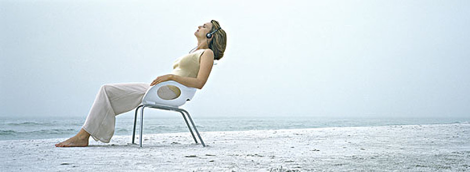 坐,女人,椅子,海滩,穿,耳机