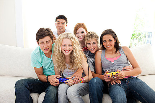 青少年,玩电玩,客厅