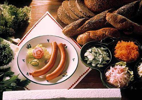 法兰克福香肠,盘子,面包,沙拉,旁侧