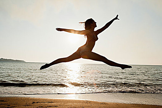 女人,跳跃,上方,波浪,海滩