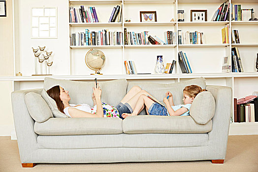 孕妇,倚靠,沙发,智能手机,相对,女儿,读,故事书