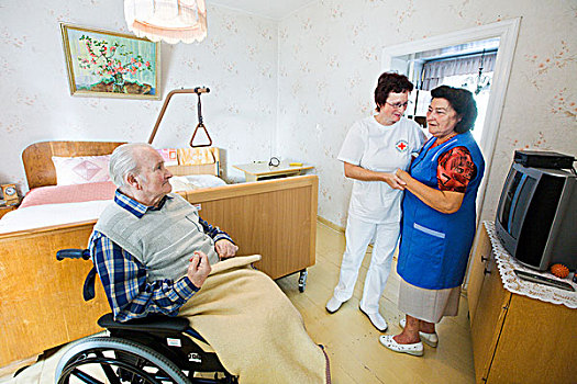 门诊病人,提供,德国,红色,护理,老人,伴侣,早晨,帮助,妻子,痴呆,困苦,丈夫,举起,他,床,轮椅,勃兰登堡,欧洲