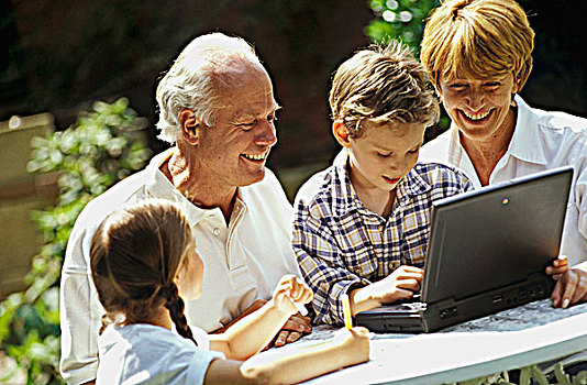 父母,两个孩子,花园,笔记本电脑