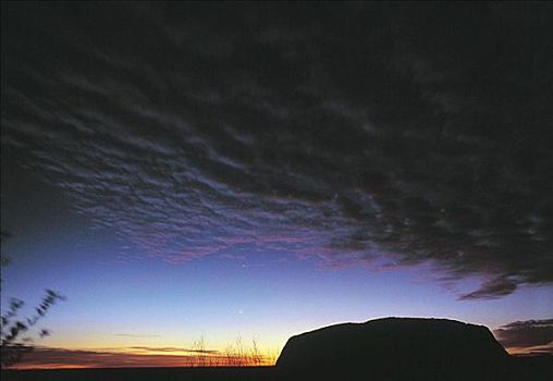 日出,石头,乌云,乌卢鲁巨石,北领地州,澳大利亚,世界遗产