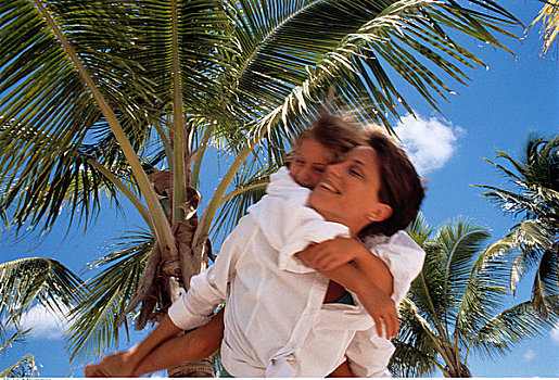 母女,搂抱,靠近,棕榈树