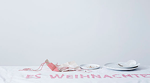 桌布,喜庆,粉色,刺绣,标语,盘子,褶皱,包装纸