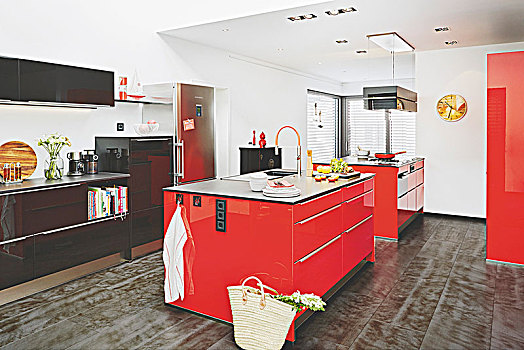 宽敞,厨房,两个,红色,厨房操作台,黑色