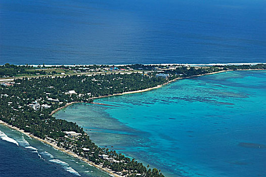 tuvalu,funafuti,aerial,view,of,shoreline,along,the,landscape,with,trees,and,houses,in,middle,sea