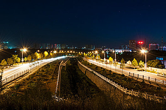 夜晚的城市道路