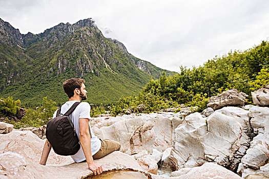 男人,坐,岩石上,看别处,山,阿尔巴尼亚,欧洲