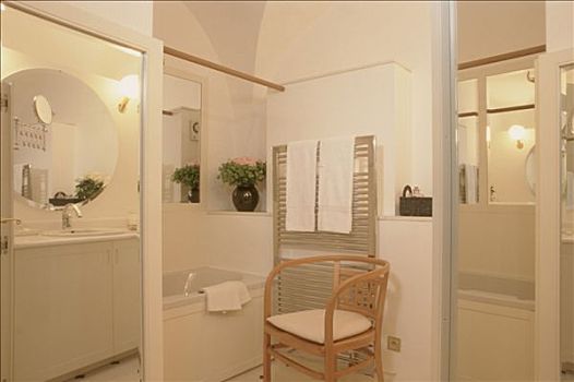 浴室,镜子,墙壁,毛巾