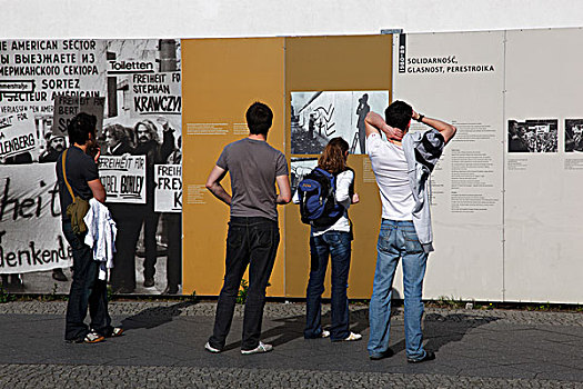 德国,柏林,路,查理检查站,游客,读,柏林墙
