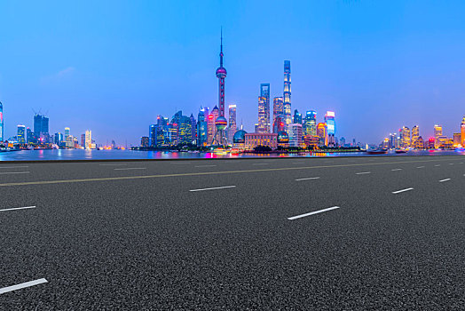 路面天际线和上海陆家嘴建筑夜景