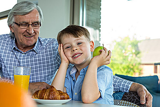 爷爷,孙子,吃早餐,厨房