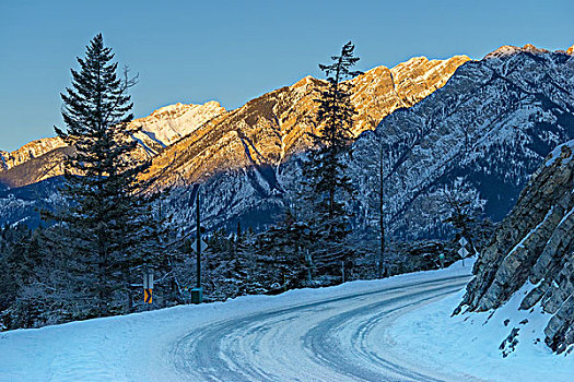 日出时的雪山道路