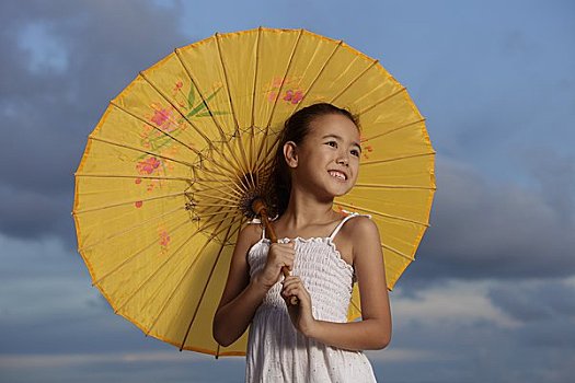 女孩,微笑,拿着,黄色,中国人,伞,蓝天背景