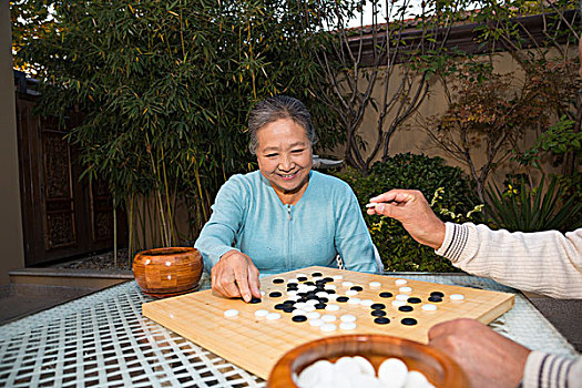 老夫妻在庭院里下棋