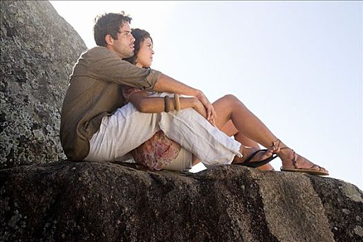 年轻,西班牙裔,坐,夫妇,岩石上