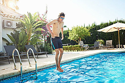 男青年,戴着,泳镜,跳跃,游泳池