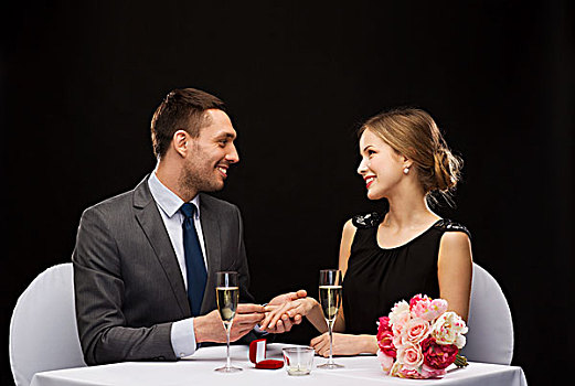 餐馆,情侣,假日,概念,微笑,男人,穿戴,手指,订婚戒指